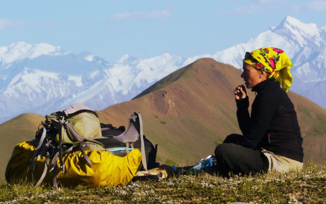 Une femme à pieds autour du monde