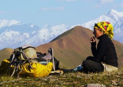 Une femme à pieds autour du monde